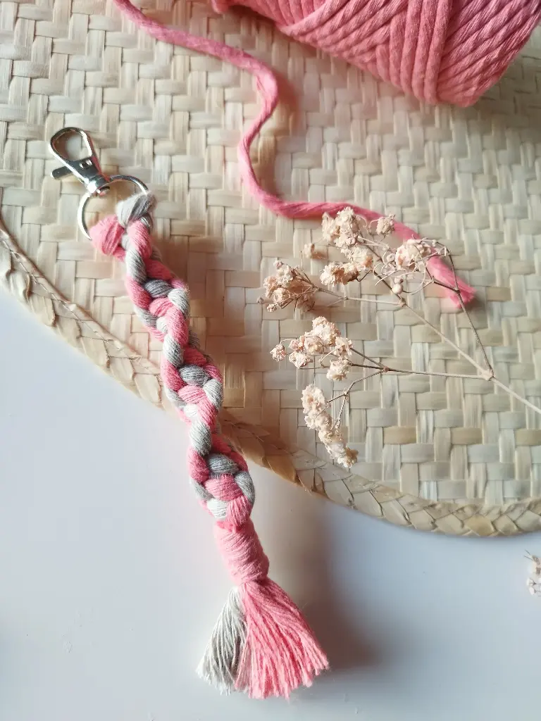 Llavero Gris y Fucsia