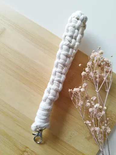 Llavero Pulsera Hilo Dorado