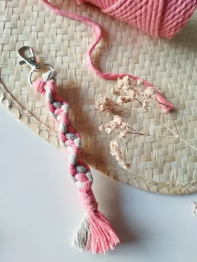 Llavero Gris y Fucsia